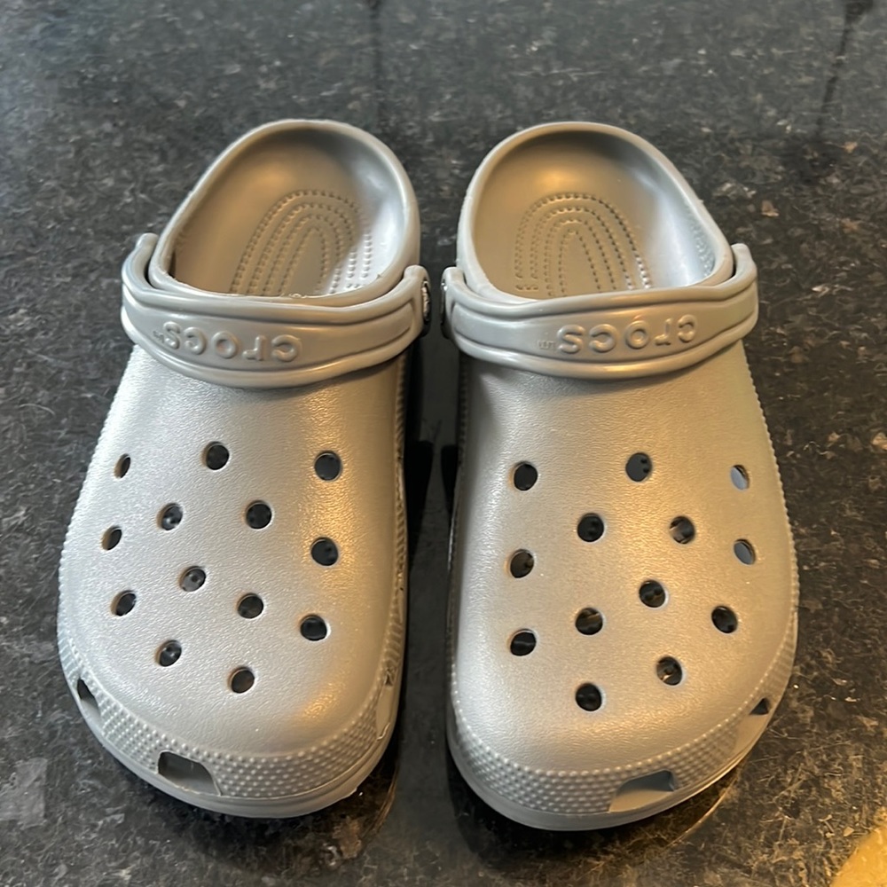 gray crocs M 7/W 9. New without tags. Classic mule style.